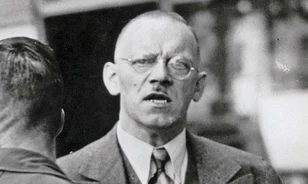 Évekig élt bigámiában Adolf Hitler féltestvére

