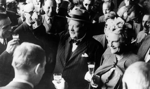 Többször is súlyos adósságba itta magát Churchill

