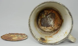 Hetven éven át őrizte titkát az auschwitzi koncentrációs táborból előkerült bádogbögre
