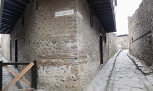 A pompeji bordélyház is Szegedre költözik júniusban
