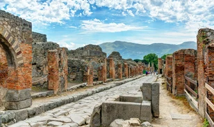 Csontvázakat és aranytárgyakat találtak egy pompeji műhely romjai közt
