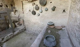 Így láthatták az ügyfelek a vulkánkitörés előtt Pompeji egyik legnagyobb mosodáját

