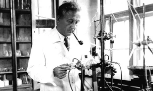Szent-Györgyi Albert, a motorozó, hallgatókkal röplabdázó, pipázó, "laza prof"
