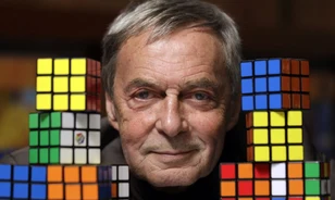 A hazai bürokrácián alig verekedte át magát, ma már lábbal is kirakják a Rubik-kockát 
