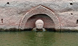A Ming-dinasztia korában faragott, hatalmas Buddha-szobor emelkedett ki a vízből
