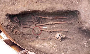 Kéz a kézben temették el Londonban a pestis két középkori áldozatát
