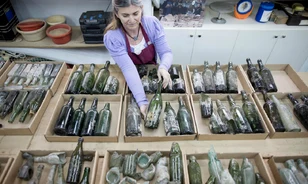 250 ezer éves kőeszközök mellett brit katonák italosüvegeinek százai kerültek elő egy ásatáson
