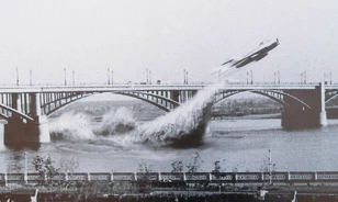 Az őrült szovjet pilóta, aki 1965-ben MiG-17-esével átrepült egy híd alatt
