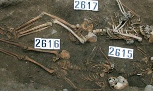 Már a föld alatt „szülte” meg gyermekét a pestisben elhunyt kismama
