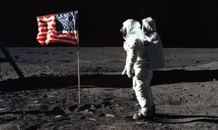 Százmilliókat érhet a Neil Armstrong által holdporral megtöltött zsák
