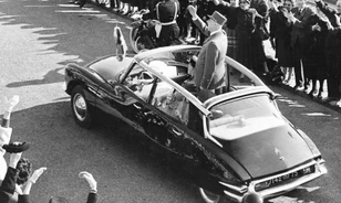 100 lövést adtak le rájuk, mégsem volt hajlandó lebukni az ülés alá de Gaulle és felesége
