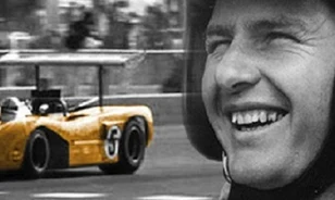 A bal lába rövidebb volt a jobbnál a saját Forma 1-es csapatot alapító Bruce McLarennek
