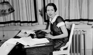 Kéztörése idején unaloműzésképpen kezdte körmölni az Elfújta a szélt Margaret Mitchell
