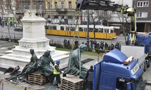 Fél éves restauráció után újra méltó helyére került az Arany János-szoborcsoport