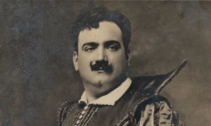 Reggelenként  bencés barátok által megszentelt vízzel öblítette torkát Enrico Caruso