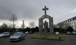 Törvényellenes egy francia kisvárosban a II. Szent János Pál pápa szobrán lévő kereszt