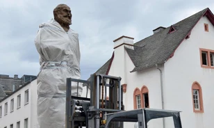 Felállították Trierben Karl Marx monumentális bronzszobrát