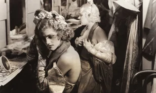 A kabaréműsor színfalai mögött: intim és őszinte fotók az 1930-as évek burlesque táncosairól