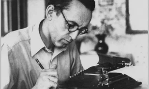 1956-ban a szovjet invázió után is a Parlamentben maradt Bibó István