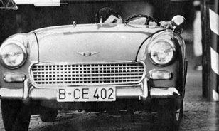 Leszedte a kocsi szélvédőjét, és a határállomás sorompója alatt disszidált Nyugat-Berlinbe