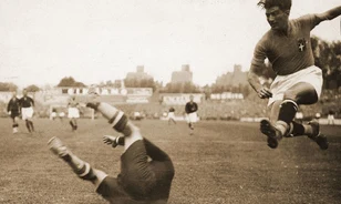 A vb-döntős vereség ellenére ujjongó tömeg fogadta a magyar csapatot a Keletinél 1938-ban