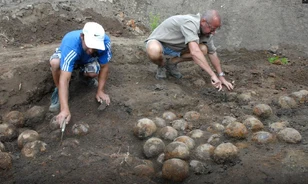 Kuruc ágyúgolyókra bukkantak a szolnoki vár maradványai között