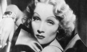 A színpadon láthatjuk Marlene Dietrich és megtagadott testvére történetét