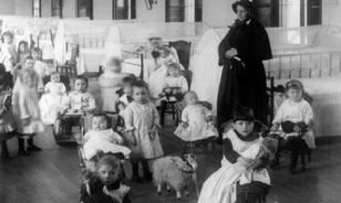 1911-ben egy párizsi árvaház „tombolán” sorsolta ki a gyermekeket nevelőszülőkhöz