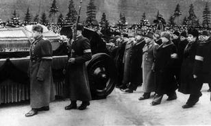 Amikor Lenin megjelent egy asszonynak és azt mondta: nem akar Sztálin mellett nyugodni