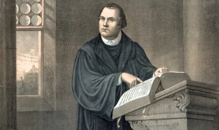 Eleinte nem akart egyházszakadást, később már Antikrisztusnak nevezte a pápát Luther