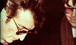 A Beatles sztárja autogrammot adott gyilkosának, aki pár órával később végzett vele 