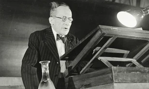 Forradalmasította a fizikát, azonban környezete botrányosnak tartotta Erwin Schrödinger magánéletét