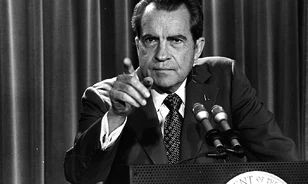 Példátlan bukás lett Richard Nixon addig sikeres elnökségének vége