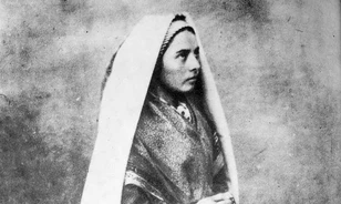 Összesen tizennyolcszor jelent meg Szűz Mária a romolhatatlan Szent Bernadett előtt