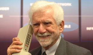 A világ első mobiltelefonos hívása a rivális fejlesztőknek szóló üzenet volt