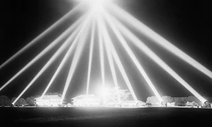 Amikor keresőfények világították be 1942-ben Los Angeles egét és a semmire lőttek az amerikaiak