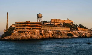 Katonai erődítmény rejtőzik az Alcatraz alatt