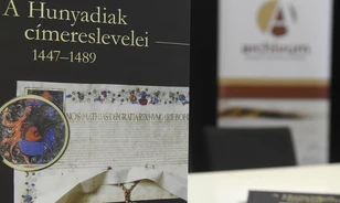320 oldalas kiadványban jelennek meg Hunyadi János és Mátyás címereslevelei