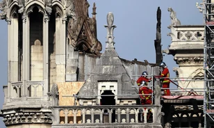 Megkezdődött a Notre-Dame leégett tetejének befedése