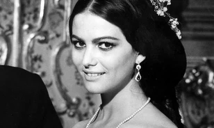 Kalapács alá kerülnek Claudia Cardinale ruhái