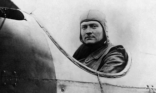 Díszes temetést rendeztek a Vörös Bárónak az őt lelövő britek