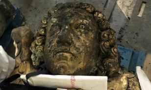 Előkerült a Notre-Dame törmelékéből a zárókő egyik angyalkaszobra