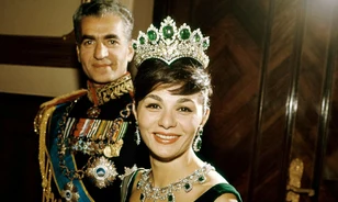 A Közel-Kelet száműzött „Jackie Kennedyje”: Farah Pahlavi, Irán utolsó császárnéja