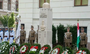 Újra felállították a ludovikás növendékek 1919-es felkelésének emlékoszlopát