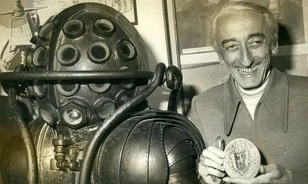 Mélytengeri kutatásai mellett a modern búvártechnika alapjait is megalkotta Jacques-Yves Cousteau