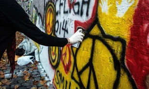 Törvényi védelmet és kamerás felügyeletet kap a prágai Lennon-fal