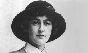 Szülei szándéka ellenére már ötévesen folyékonyan olvasott Agatha Christie