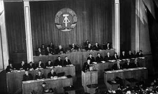 Szovjet bábáskodással született meg az „első német munkás-paraszt állam”