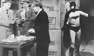 Kezdetben Supermanéhez hasonló, színes ruhát képzelt Batman számára alkotója