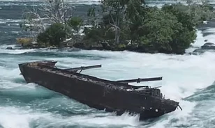 Több mint száz év után elmozdult helyéről a Niagara-vízesés híres hajóroncsa